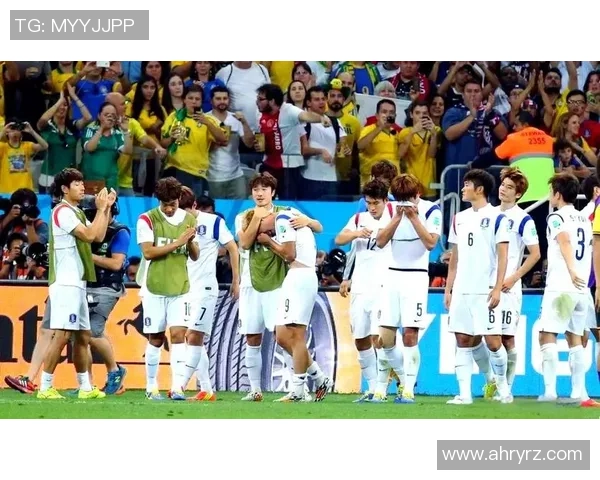 足球明星化身战斗复制人勇闯赛场与敌对势力展开激烈对抗