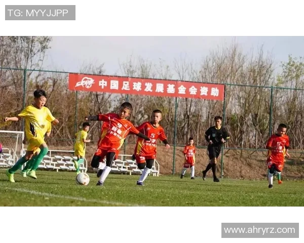 足球明星双手碰拳展现团结精神激励年轻球员追逐梦想