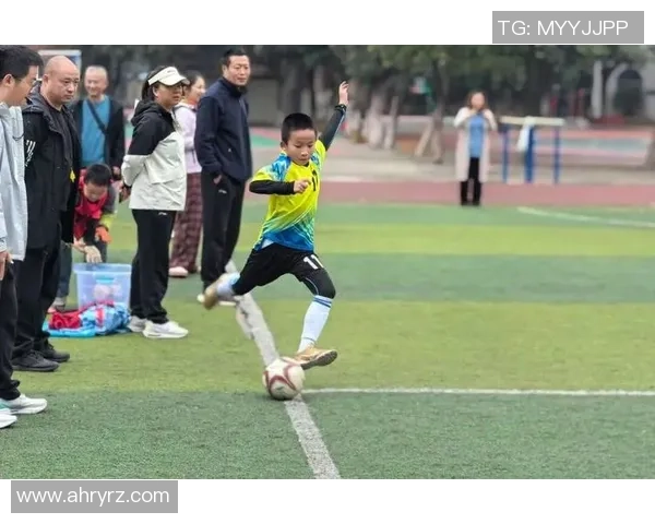 足球明星在绿茵场上背负对手奋力奔跑展现超凡实力与毅力