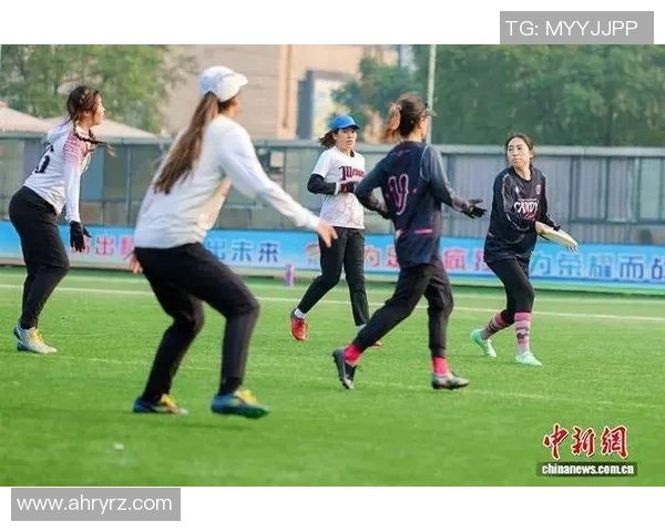 足球明星在绿茵场上展示踢飞盘的精彩瞬间与技巧魅力