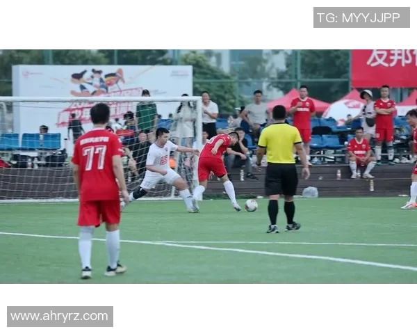 足球明星在比赛中精彩瞬间捕捉展现他们的激情与技艺的动人画面 足球明星在比赛中精彩瞬间捕捉展现他们的激情与技艺的动人画面