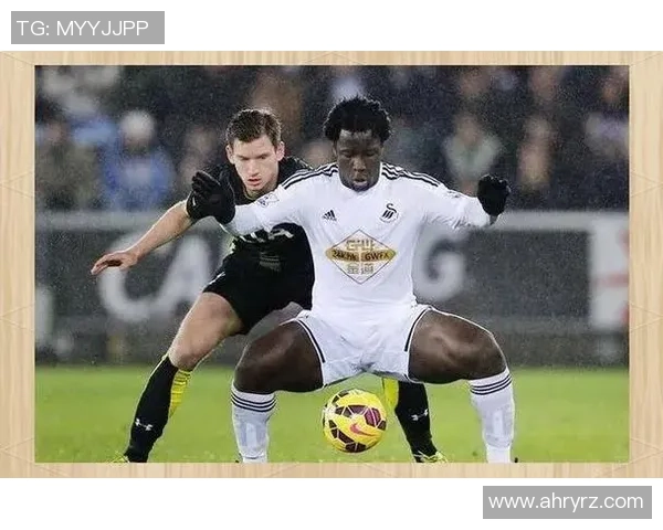 足球明星因不雅动作引发争议球迷反应不一引发热议