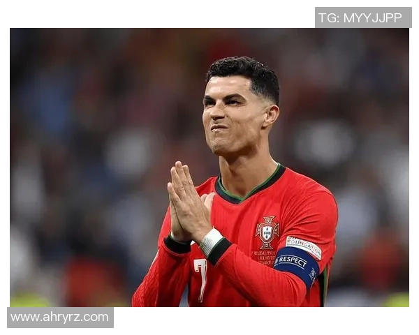 足球明星在赛场上泪洒当场感人瞬间引发球迷共鸣视频回顾