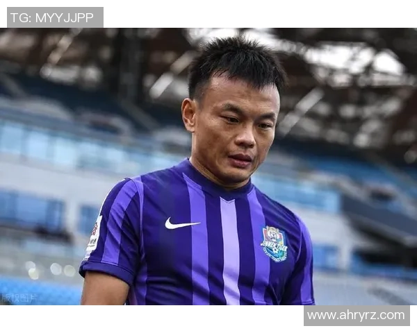 足球明星徐弘亲笔签名珍藏品揭幕引发球迷热议与追捧