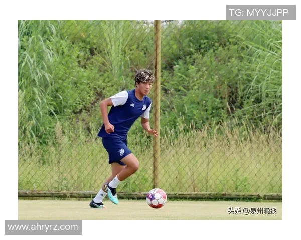 足球明星应该追随哪些偶像与榜样来激励自己的职业生涯与成长之路