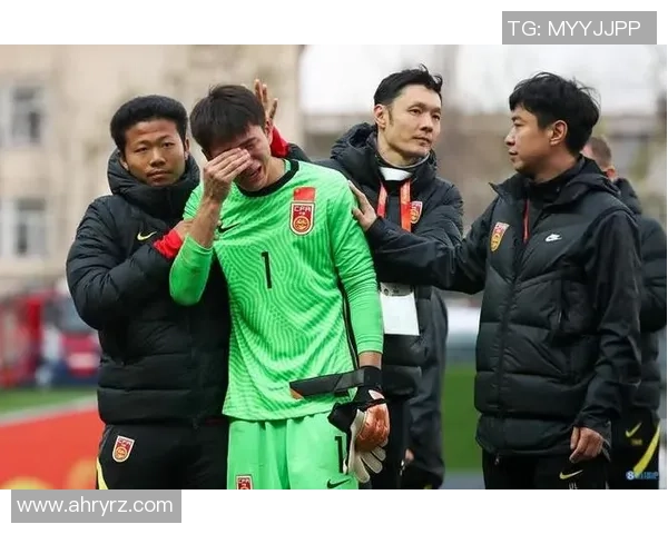 足球明星意外弯腰捡手机瞬间引发热议网友纷纷点赞称其亲民可爱