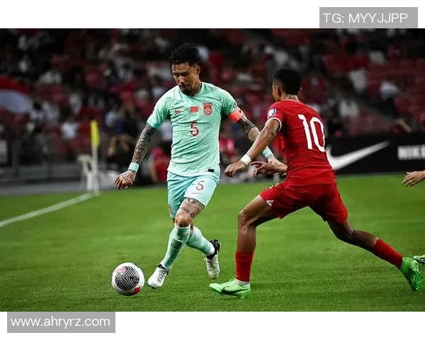 足球明星意外被拽裤子现场尴尬瞬间引发球迷热议与欢笑