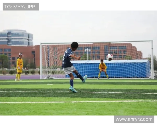 足球明星挑战打门框游戏展现精准射门技巧与精彩瞬间