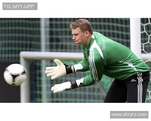 足球明星独特纹身与眼睛特写展示个性魅力与运动精神