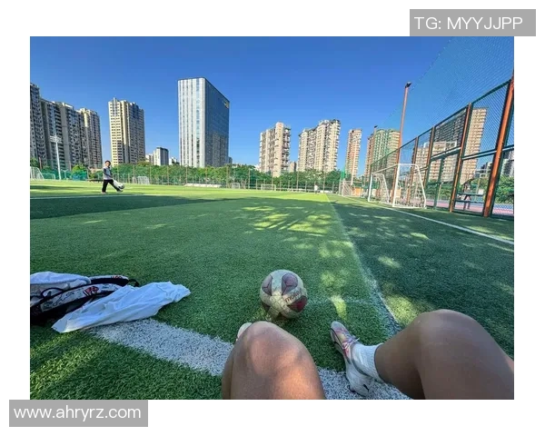 足球明星的踢力揭秘：如何通过力量与技巧征服绿茵场