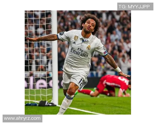 足球明星穿紧身裤展现完美身材引发球迷热议与时尚潮流交融的精彩瞬间