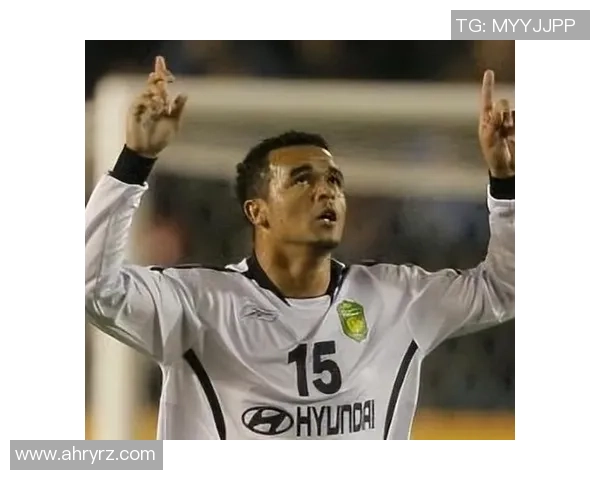 足球明星签名照片组合展现球场传奇瞬间与璀璨人生的完美交融